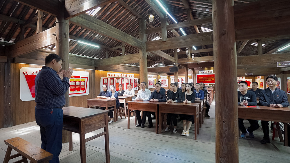 屯溪區(qū)國(guó)投集團(tuán)開(kāi)展學(xué)黨史、祭英烈主題黨日活動(dòng)